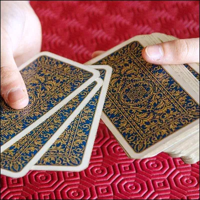 Quel jeu de cartes, cr&eacute;&eacute; en 1971, consiste &agrave; se d&eacute;barrasser de sa main avant les autres joueurs ?