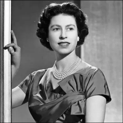 Quel type de joyau de la couronne britannique est le Kokoshnik, cr&eacute;&eacute; par la maison Garrard en 1888 et port&eacute; par la reine Elizabeth II lors de son mariage ?