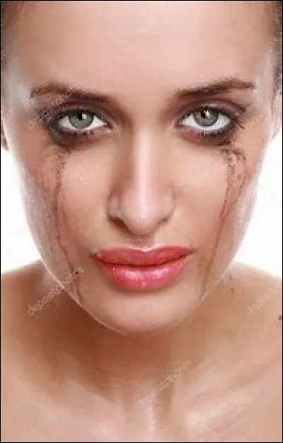 Tu vois quelqu'un pleurer alors qu'il ou elle a du maquillage.