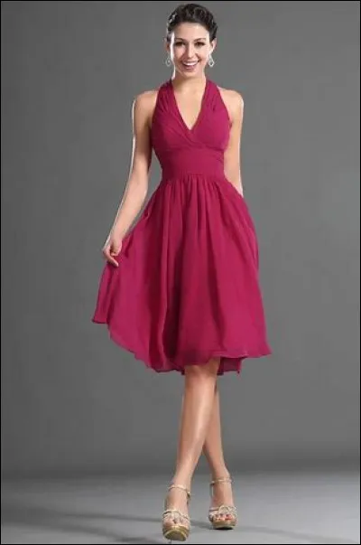 Une amie te montre sa nouvelle robe.