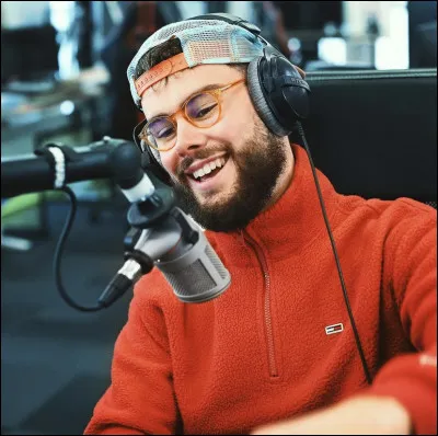 Sur quelle plateforme LeBouseuh fait-il des lives ?