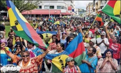 En quelle année a commencé la première insurrection des indigènes de la Nouvelle-Calédonie contre la colonisation française ?