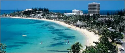 Comment la ville de Nouméa est-elle surnommée ?