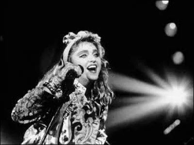 Durant quelle décennie est sortie la chanson "Medellín" ?