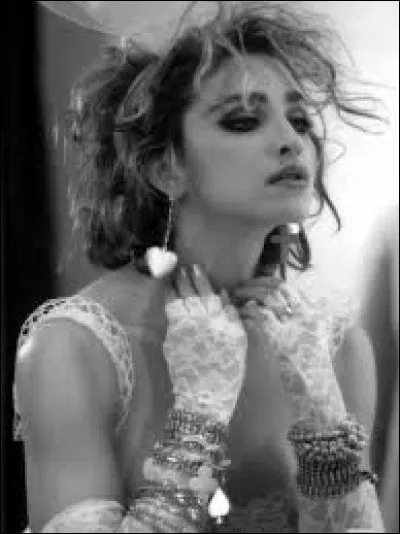 Durant quelle décennie est sortie la chanson "La Isla Bonita" ?