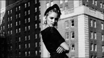 Durant quelle décennie est sortie la chanson "Living for Love" ?