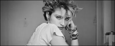 Durant quelle décennie est sortie la chanson "Give Me All Your Luvin" ?