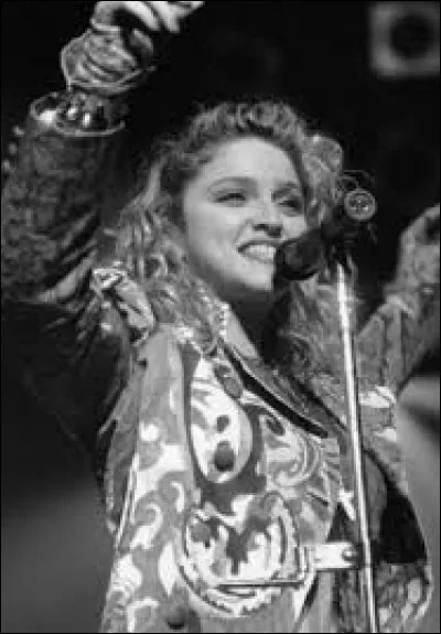 Durant quelle décennie est sortie la chanson "Don't Cry For Me Argentina" ?