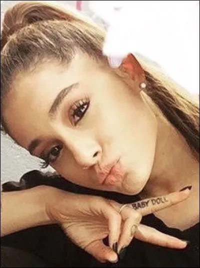 Combien chausse-t-elle et en quelle taille s'habille-t-elle ?