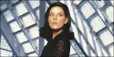 Tout en poursuivant le Caméléon, Mademoiselle Parker enquête sur la mort de :