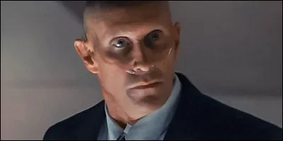 Monsieur Raines est le père biologique du Caméléon.