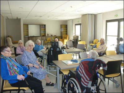 C'est un établissement qui accueille des personnes âgées dépendantes. Il possède plusieurs services pour répondre aux besoins de chacun des usagers. On a longtemps appelé ces établissements des maisons de retraite.
