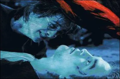 Dans Harry Potter 4, quel personnage meurt, tué par Voldemort devant Harry, vers la fin du film ?