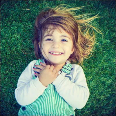 Ton père et ta mère invitent des amis à la maison mais leurs enfants ont six ans de moins que toi et ils te demandent si tu pouvais jouer avec eux à cache-cache. Que dis-tu ?