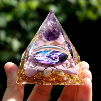 Tu trouves une pierre magique qui peut t'accorder un souhait unique.