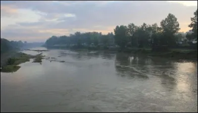 Dans quelle mer fermée se jette le Sefid Roud ou Roud-e Safid, rivière d'environ 670 km de long, prenant sa source dans le nord-ouest de l'Iran ?