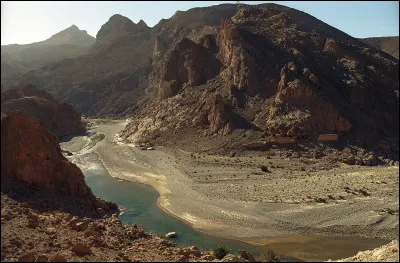 Quelle est cette rivière du sud du Maroc, longue de 280 km, qui se joint à l'oued Rhéris pour former l'oued Daoura et dont les eaux se perdent dans le Sahara ?