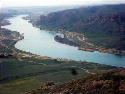 LIli ou Ily, rivière endoréique de Chine et du Kazakhstan, est un cours d'eau long de 1 400 km. Il prend sa source dans le massif du Tian Shan et se jette dans ...