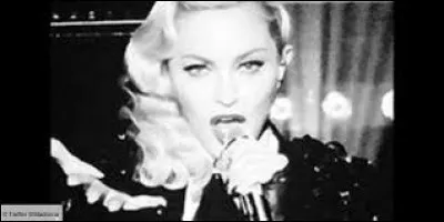 Durant quelle décennie est sortie la chanson "Revolver" ?