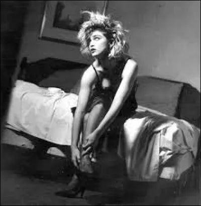 Durant quelle décennie est sortie la chanson "Erotica" ?