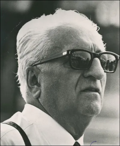 Qui est cet Enzo, fondateur en 1947 d'une marque automobile à son nom qui fabrique des modèles de voitures de sport et de luxe, mort en 1988 ?