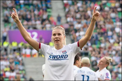 En 2018, quelle distinction la footballeuse Ada Hegerberg, qui joue à l'Olympique lyonnais, a-t-elle été la première femme à recevoir ?