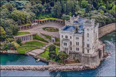 C'est en Allemagne, sur les rives du lac de Constance, que vous verrez ce château édifié au milieu du XIXe siècle, à l'architecture éclectique mélangeant les styles roman, gothique et renaissance.