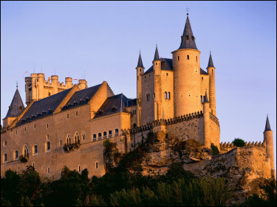 Dans quel pays verrez-vous ce château, initialement construit au XIIe siècle comme une forteresse, et qui, depuis, a servi de palais royal, de prison d'État et comme académie militaire ?