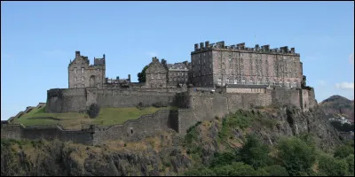 Dans quel pays devrez-vous aller pour voir ce château, édifié sur un rocher dorigine volcanique dominant la ville, construit du XIVe au XVIe siècle sur un premier édifice du XIIe ?