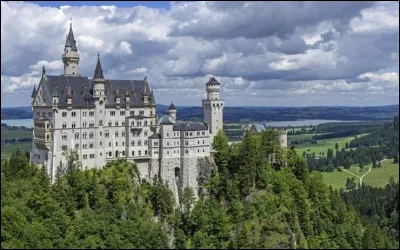 Dans quel pays devrez-vous aller pour voir ce château construit au XIXe siècle ?