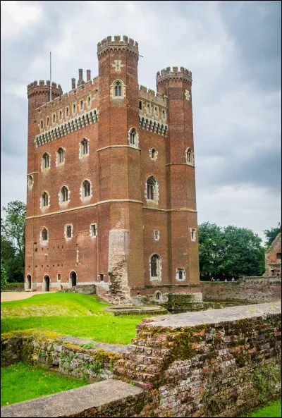 Toujours en Grande-Bretagne, vous pourrez voir ce manoir fortifié, construit en 1231, puis reconstruit en briques et agrandi entre 1430 et 1450.