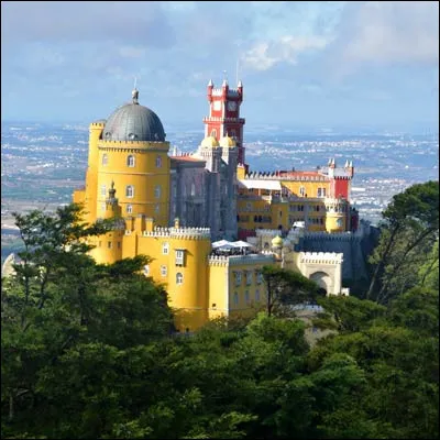 Vous irez au Portugal pour voir ce château, édifié au XIXe siècle, qui mélange les styles architecturaux.