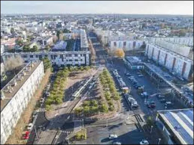 &Agrave; c&ocirc;t&eacute; de quelle grande ville peut-on voir Rez&eacute; ?