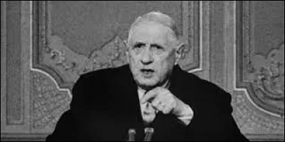 De quel organisme international la France s'éloigne-t-elle en 1966 ?