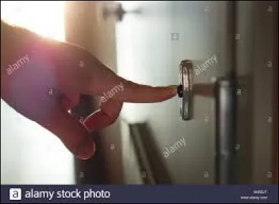 Il est 13 heures, tu regardes tranquillement la télévision quand, soudain, tu entends toutes les secondes la sonnette de ta porte et quand tu ouvres la porte il n'y a personne car ce sont les gamins du troisième étage qui s'amusent à sonner à ta porte ! Que fais-tu ?