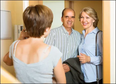 Il est 18 heures quand, soudain, on te toque à la porte et ce sont tes nouveaux voisins, Monsieur et Madame Leroy, qui t'invitent chez eux pour manger ! Que fais-tu ?