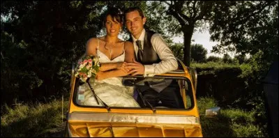 Pour finir, un joli petit couple dans cette voiture de légende... Mais de quelle auto s'agit-il ?