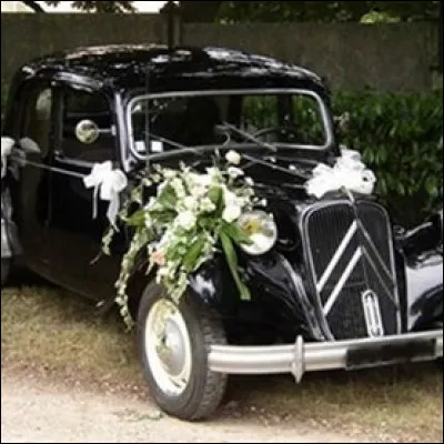 Là si vous ne faites pas l'attraction du jour, c'est que vous vous mariez en petit comité. Quelle est cette auto des années 40 ?