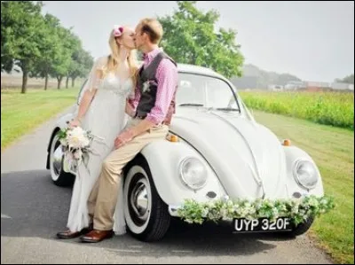 Un amour de ... pour cette auto des mariés. Quel est ce modèle ?