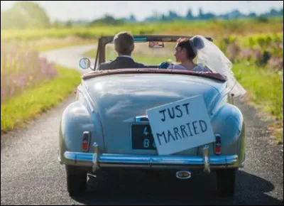 Voici un beau cabriolet français des années 50 pour marquer l'évènement. Mais lequel ?