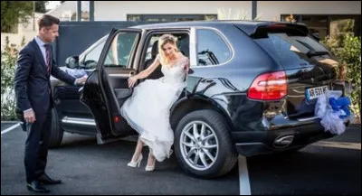 Un peu de galanterie à la française mais ici la voiture est allemande. Quelle est cette auto ?