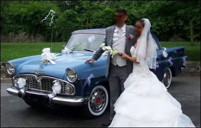 Voici une belle auto des année 50. Quel est ce modèle bicolore ?