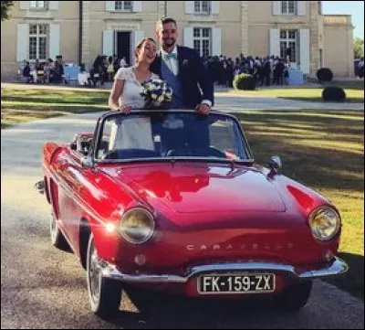 Cette caravelle est un cabriolet début des années 60. Quel est le constructeur de ce beau coupé adapté à cette cérémonie ?