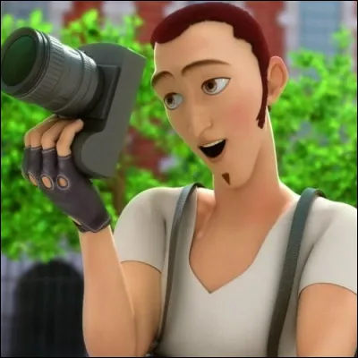 Quel est le nom du photographe d'Adrien ?