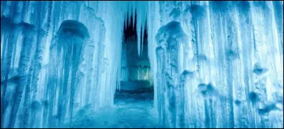 À cause de mes pouvoirs, je suis séparée de ma soeur et je ne peux, en aucun cas, toucher des objets ! Qui suis-je ?