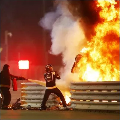 Quel pilote de formule 1 a connu un terrible accident au Grand Prix du Bahre&iuml;n 2020, sa voiture &eacute;tant coup&eacute;e en deux et ayant pris feu, et en est ressorti avec des br&ucirc;lures l&eacute;g&egrave;res ?