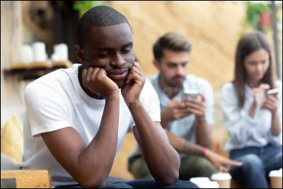 Tu es l'exclu du groupe.