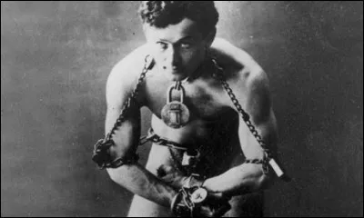 1926, Harry Houdini, célèbre prestidigitateur > Il décède d'une péritonite après rupture de l'appendice : un étudiant l'avait - à sa demande - frappé au ventre plusieurs fois pour montrer son "invincibilité". Que s'est-il passé en réalité ?