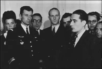 En janvier 1947, il est ministre et entre pour la première fois au gouvernement, à l'âge de 30 ans ; plus tard, il sera président de la République : c'est ...