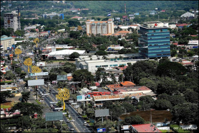 Managua, 1,3 million d'habitants, est une ville d'...